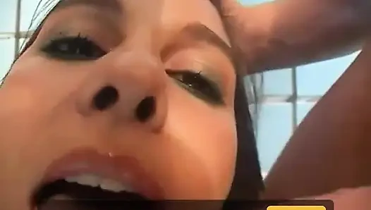 Милая милая бразильская женщина удивляет двух восторженных уборщиков бассейнов