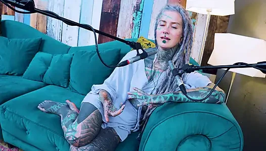 Ich spreche über U - unbequem - ASMR podcast SFW spricht goth dünnes mädchen dreadlocks tattoo-modell inked mädchen