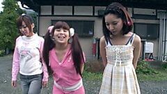 Schöne japanische Teenager bekommen ihre haarigen Muschis in Orgie bei Papis Haus gefickt!