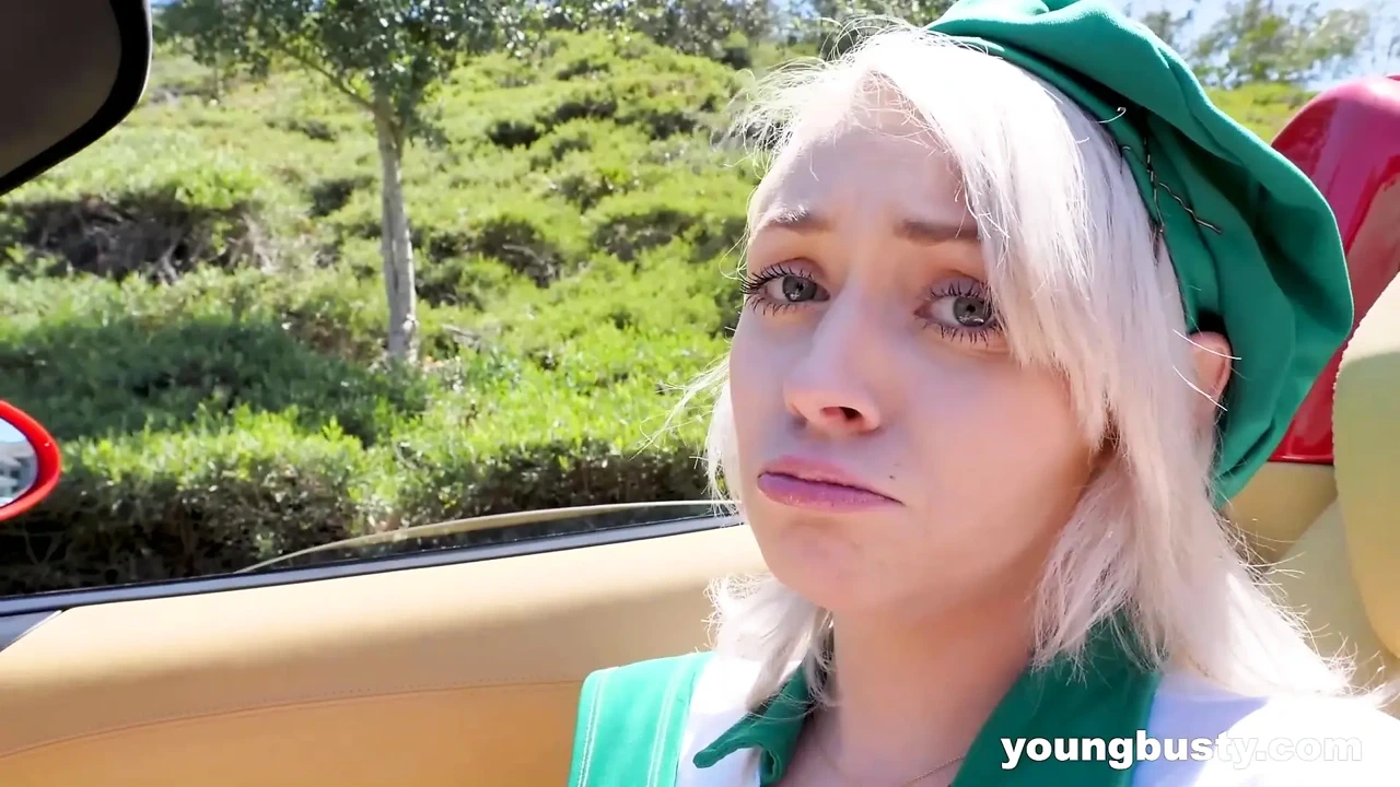 想要买一些饼干？Ava Sinclair在 YoungBusty