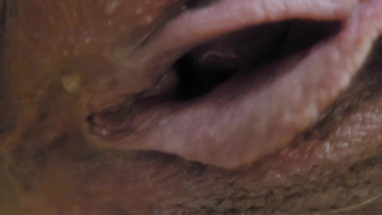 Pissing pussy and urethra up close and see inside pussy