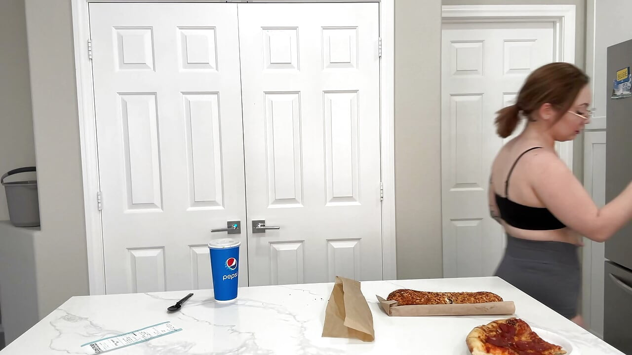 Τρώγοντας φαγητό από το Food Court της Costco