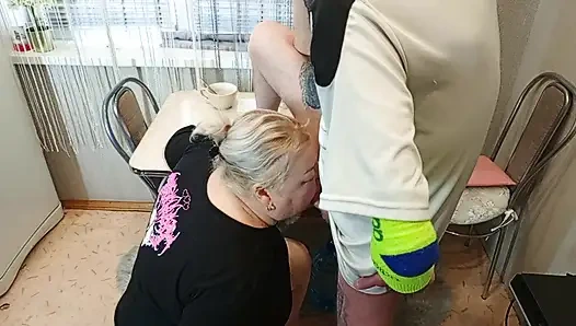 Sore hari, aku menyetubuhi tetanggaku di mulut di dapur dan muncrat