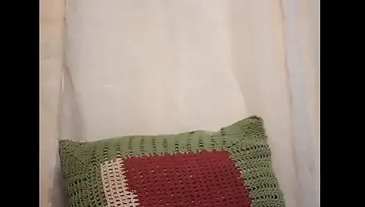 Sexy schätzchen fickt sich mit einem kleinen dildo in den arsch