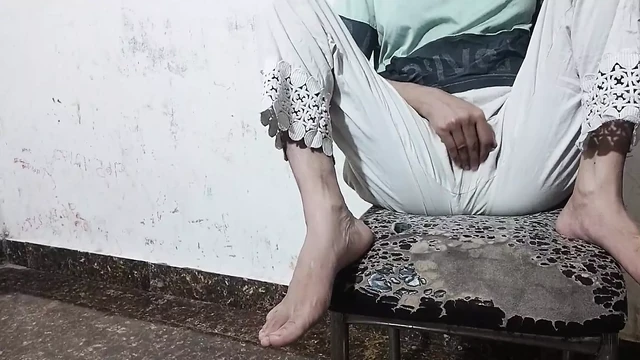 Indian Hot aunty ko saman dene ke bahane pel diya