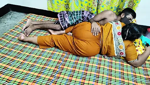 Cewek desi menikmati mandi santai