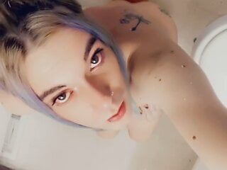 Une fille magnifique nue prend une douche
