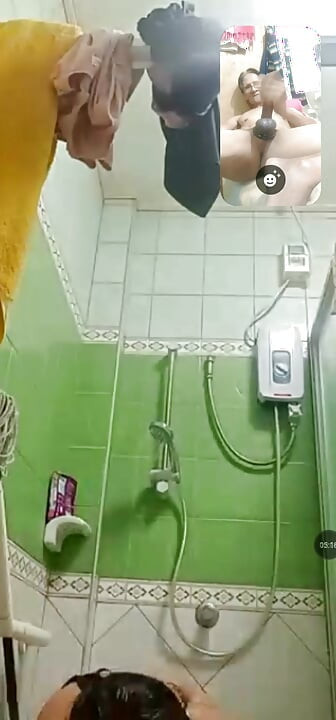 אסי מתקלחת .אני גומר לה על זה שראתה עירום