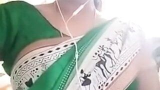 Tamil hete lerares toont haar borsten en navel aan haar vriendje