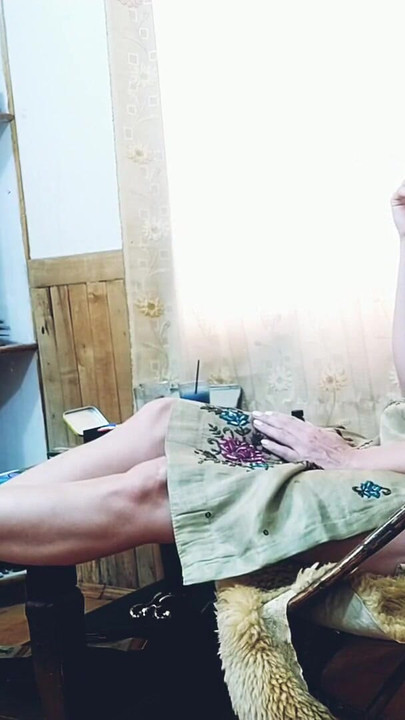 Epski trenutak iz "Vruća MILF pokazuje duge noge i očekuje napojnice".