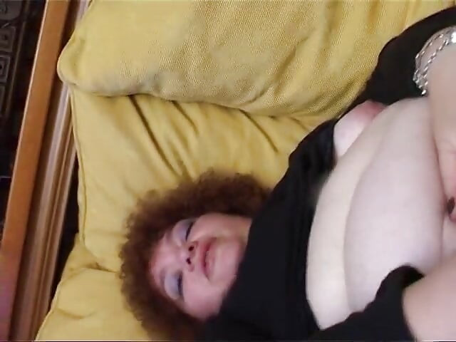 Amateur fat girl jerks off her pussy with a dildo