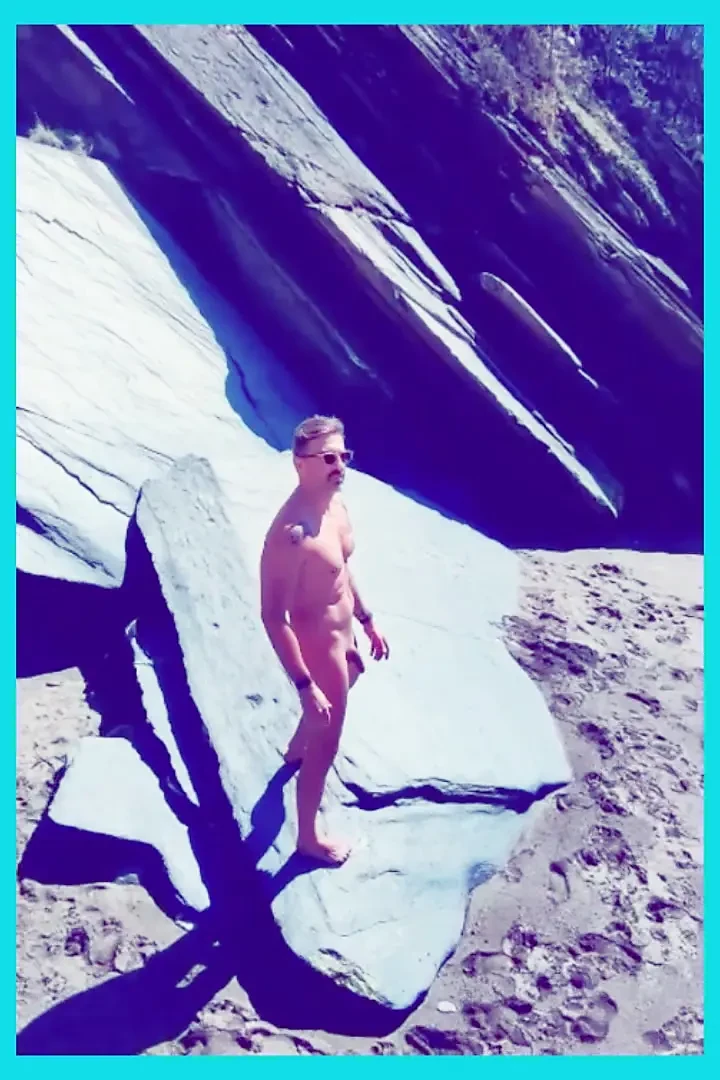 Naakt op het lokale strand waardoor de zon mijn lichaam raakt