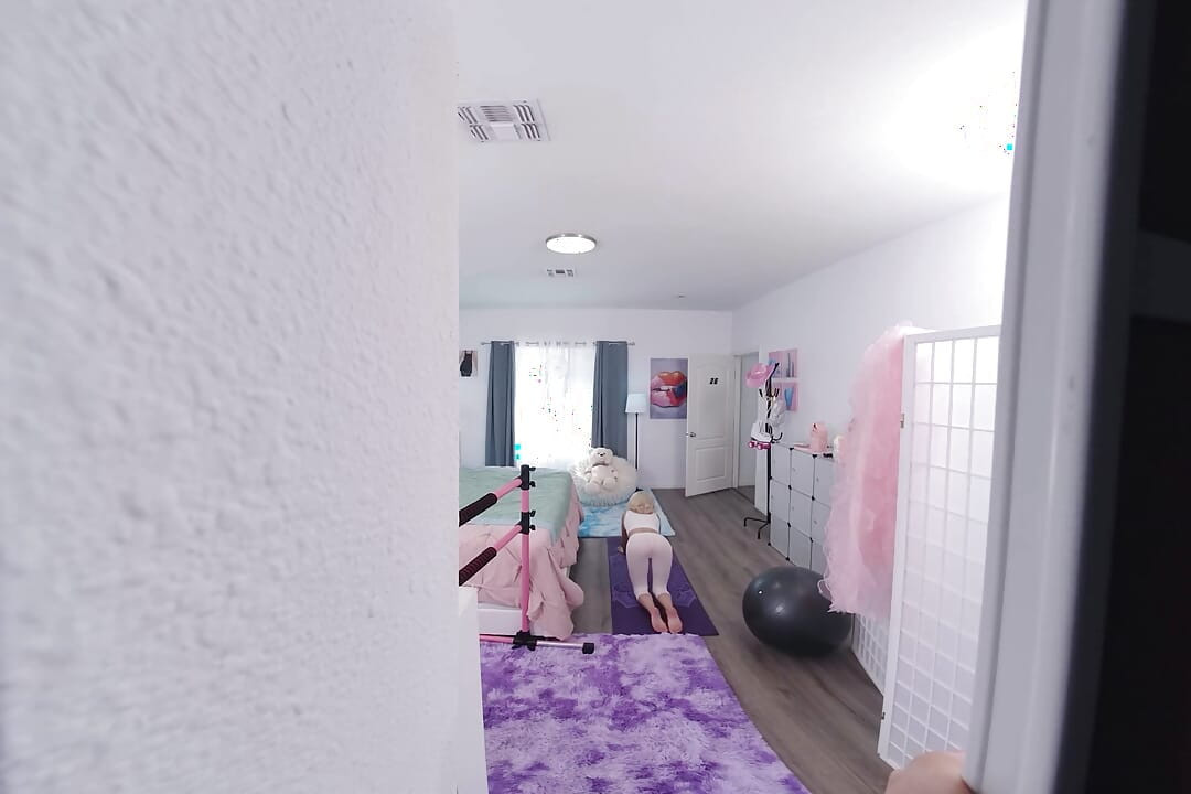 I hemlighet tittar på styvdotter Kiara Cole