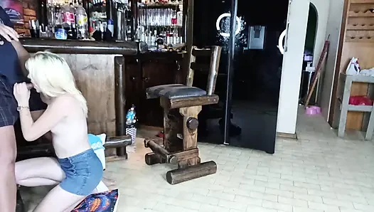 Face Fack 2 Cocks in 1 Blond