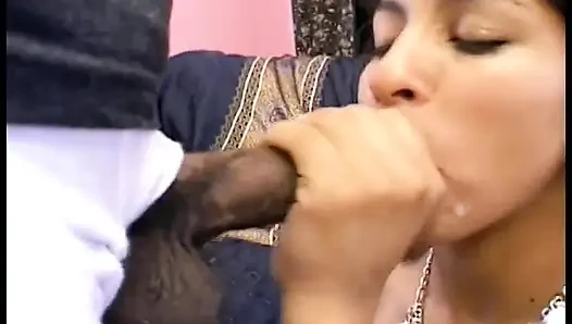 Hint tarzı giyinmiş şehvetli esmer iki azgın adamı baştan çıkarıyor