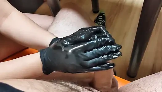 Sarung tangan hitam berlumur minyak lagi asik muasin memeknya