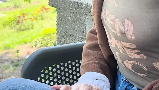 Menggoda suamiku dengan kemeja tipis sambil mengekspos pentil besar yang ditindik di tempat kopi oudoor