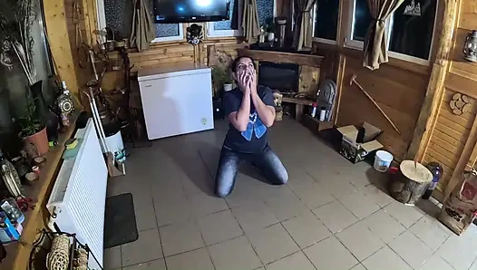 Gırtlağına kadar her şey - orta yaşlı seksi kadın gırtlağına kadar alıyor, memelerini çıkarıyor ve döl kontrolü