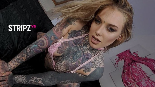 Seductora en solitario con un cuerpo totalmente tatuado