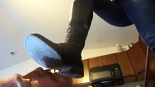 Cewek sange ini lagi asik jilat stoking pantatku dengan kesetanan!