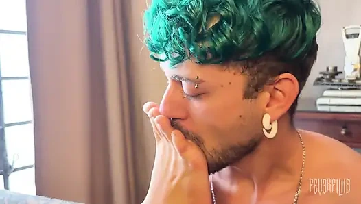 Die schönsten kleinen Füße: Er ergibt sich in Bewunderung und Küssen in diesem Fetisch