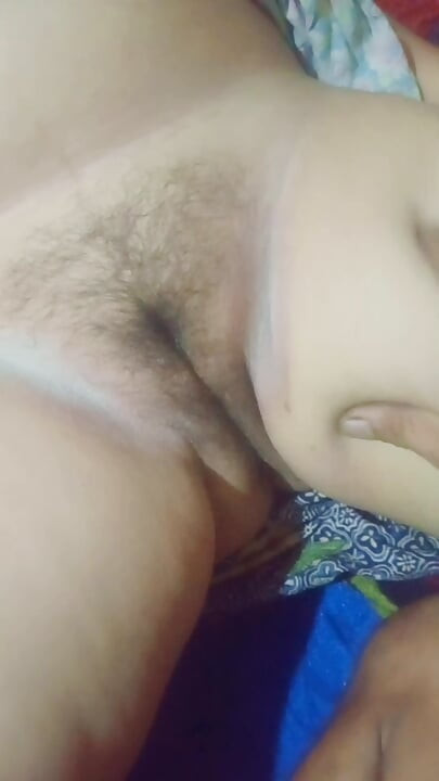 Pregnant woman's thigh massage