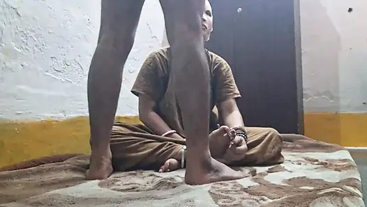 Stiefmutter reitet auf dem großen schwarzen schwanz seines stiefsohns