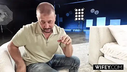 Голодная до члена женушка-хотвайф Sadie Rose получает кримпай перед муженьком