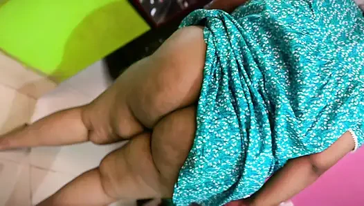 Pov: pembantu india dengan pantat bahenol lagi asik menyapu kamarku sambil bugil & toket besarnya lagi asik ngocok kontol - seks mms