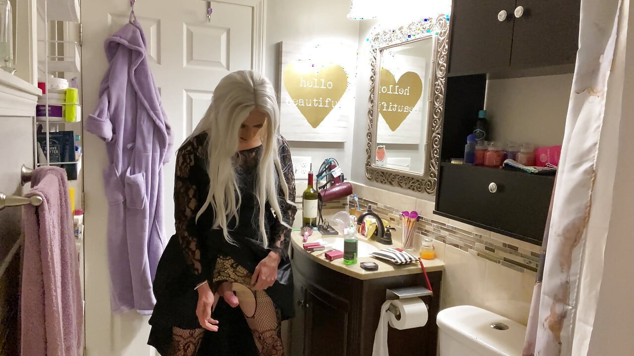 Emo Crossdresser Puts on Buttplug and Jerks off