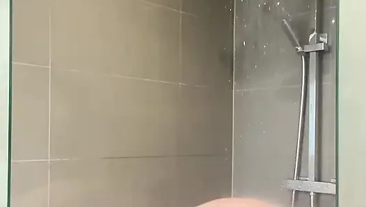 Jalan-jalan di kamar mandi dengan pukulan yang berbeda