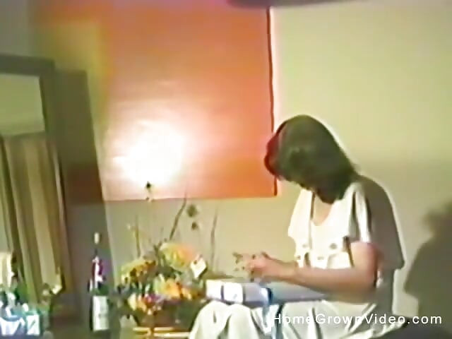 امرأة سمراء بملابس داخلية تمارس العادة السرية بثلاثة قضبان اصطناعية