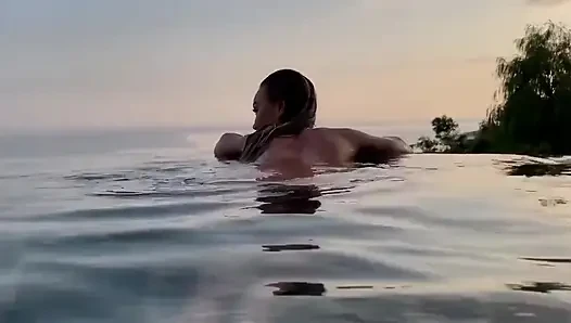 Monika Fox güzel bir yerde çıplak
