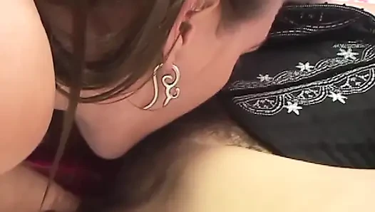Aksi hot lesbian yang saling jilat satu sama lain di ranjang