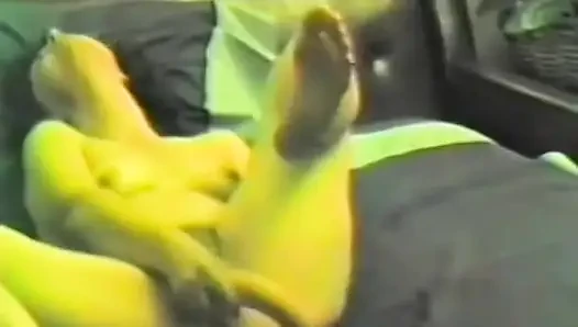 Cewek sange rambut cokelat lagi asik ngocok kontol pakai dua dildo