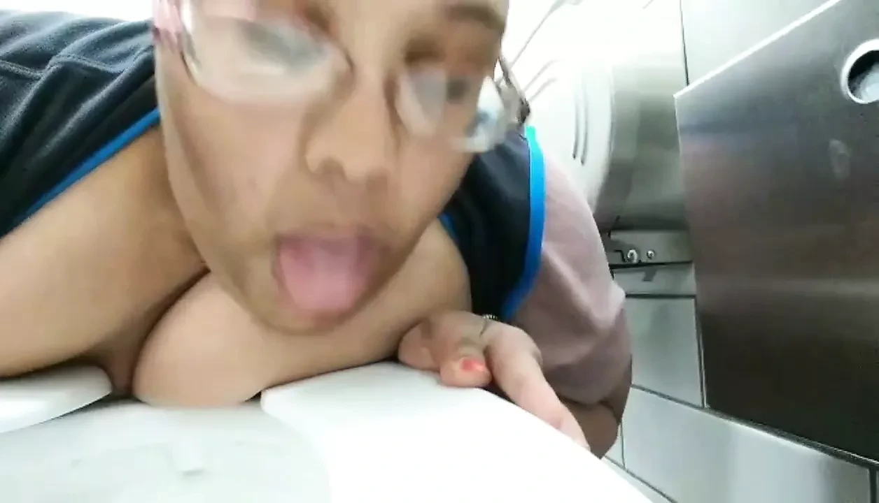 下流的超级胖胖猪Jessica Jones在公共浴室里被羞辱