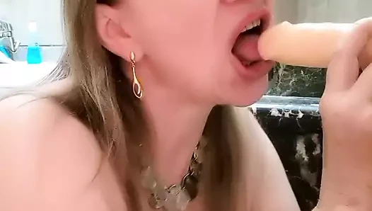 Siyah çoraplı en ateşli büyük memeli orta yaşlı seksi kadın MariaOld jartiyer emmeli, meme sikişi ve büyük zenci yarağı dildo ile amcık sikişi