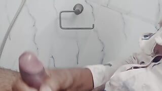 Nouvelle vidéo de sucer dans la salle de bain