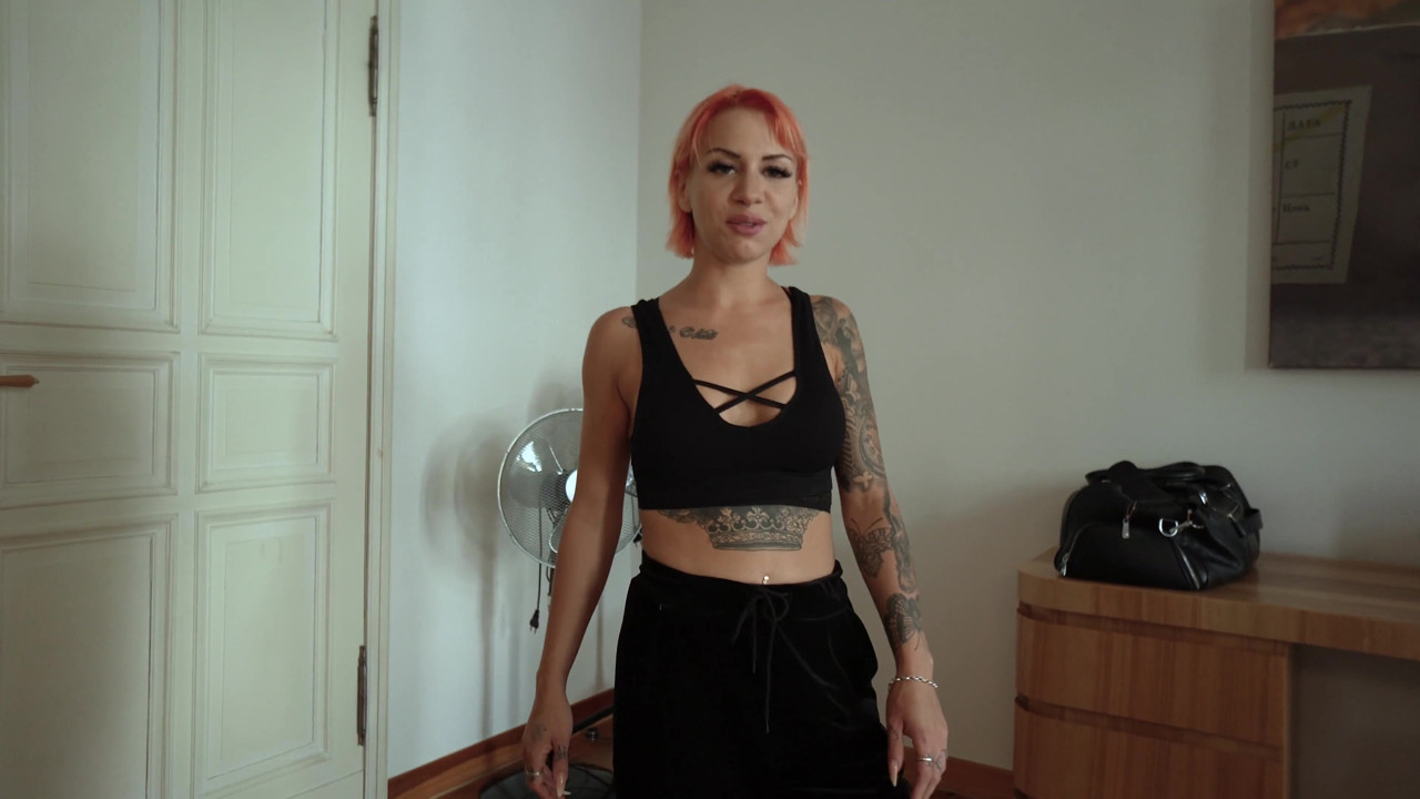 彼は私のお尻で私を犯した