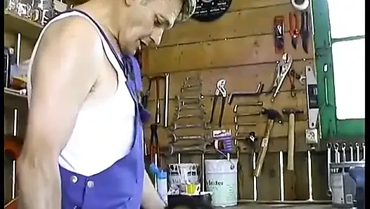 Gadis nakal ini dientot sama kakek dan tetangganya!