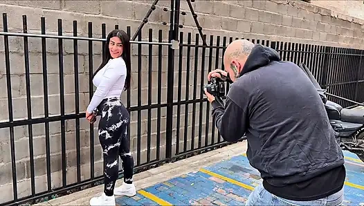 Komşumla fotoğraf çekimi kontrolden çıkıyor ve sonunda onun sıkı amını yiyorum