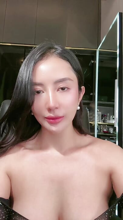 남친과 영상 통화하는 걸 좋아하는 아름다운 소녀
