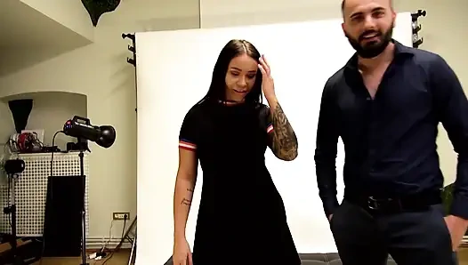 Tätowierte Blonde Schlampe Nimmt Einen Halsfick Und Bekommt Ihren Arsch Zerstört!