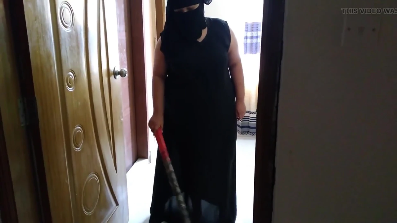 Hintli ateşli hizmetçi evi süpürürken sahibi tarafından sikiliyor - büyük göt boşalması