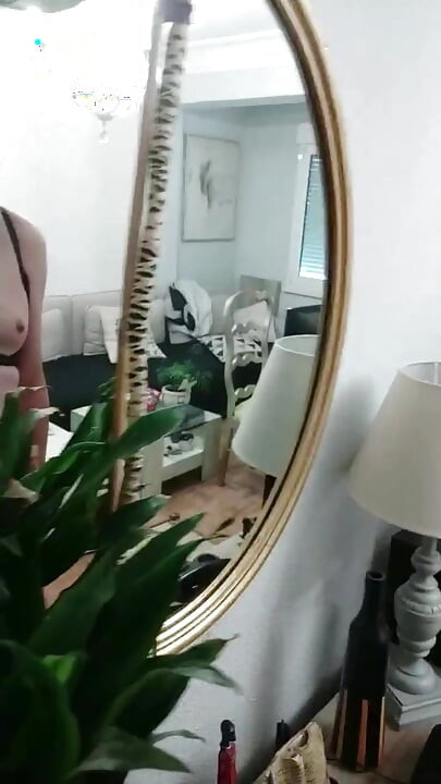 Une Traînée Transsexuelle Se Montre Sur La Terrasse
