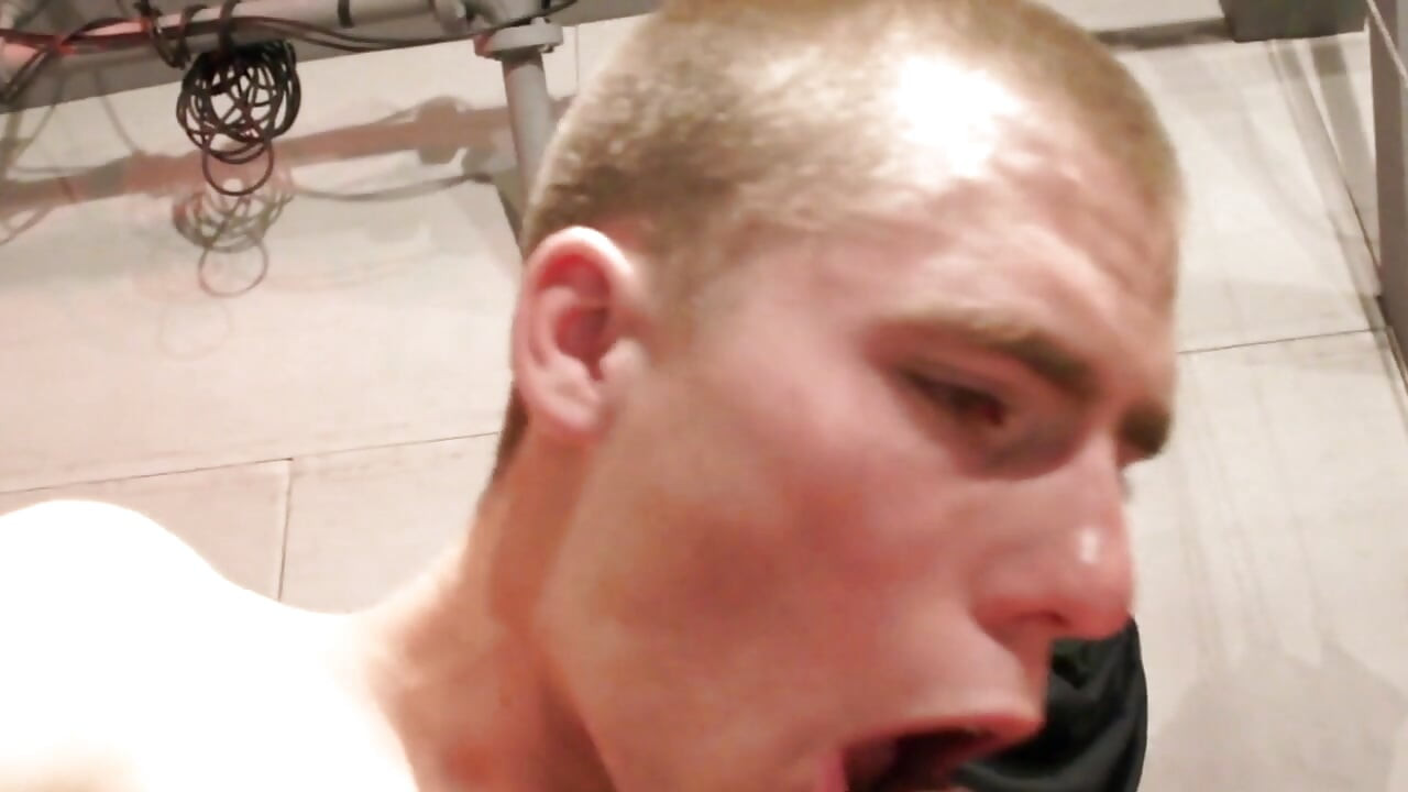 Follada a pelo por la gran polla de un amigo muy heterosexual