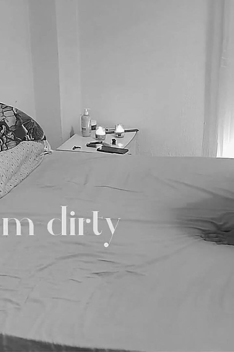 Πουτάνα στα γόνατά της τρώει πούτσο γεμάτο σάλιο