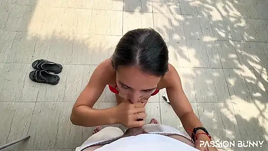 Neredeyse Riskli Sakso Ile Yakalanıyor Ve Komşu Evin Yanında Işiyor