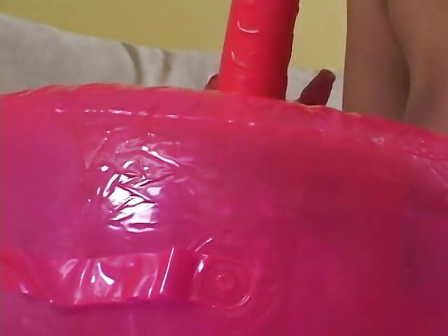Laska nastolatka jedzie duży balon dildo