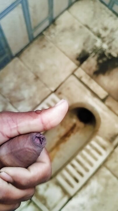 Desi HANDJOB im badezimmer